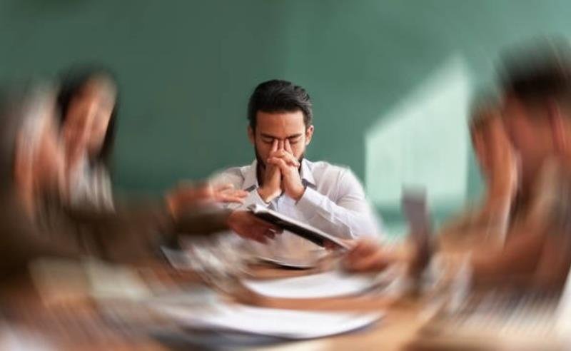 Empresas entram na era do compliance emocional: saúde mental no trabalho deixa de ser bônus e vira exigência