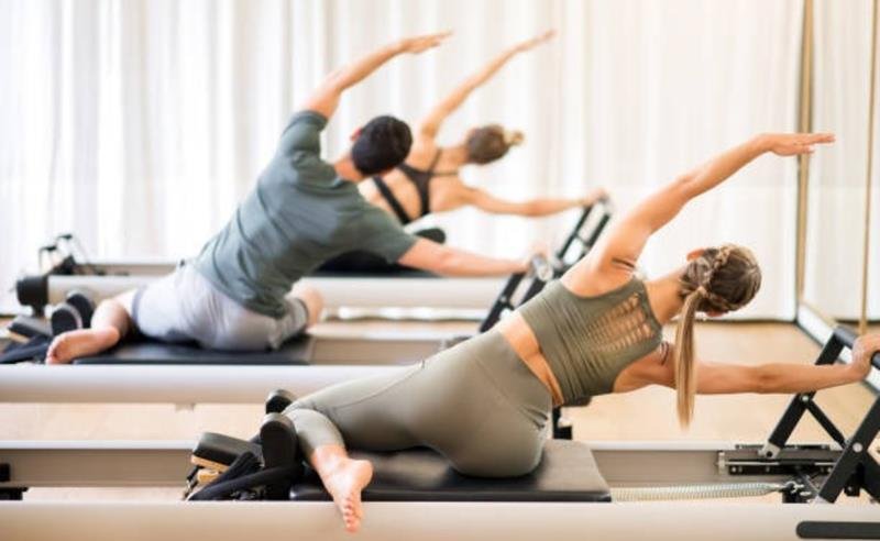 Por que o corpo entra em colapso em dezembro — e como o Pilates ajuda a prevenir dores antes de 2026