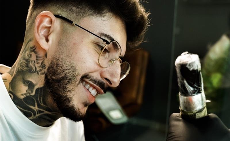 Estúdio de tatuagem consolida gestão profissional em mercados internacionais