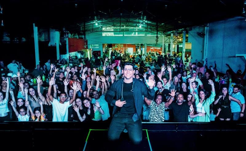 Quem está por trás das músicas cantadas por Otávio Augusto?