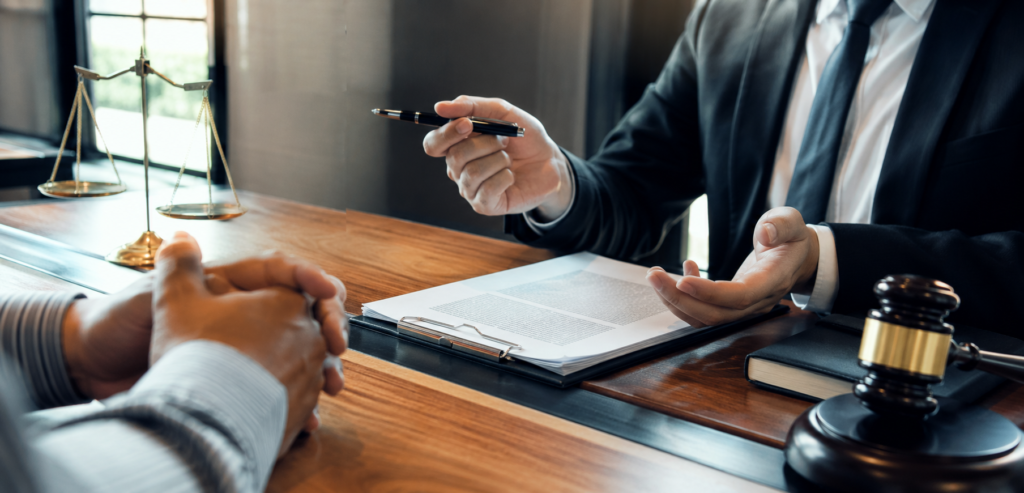 Advogado orientando servidor público em consulta jurídica sobre ações judiciais e direitos sindicais, com documentos legais e símbolos da Justiça em ambiente profissional.