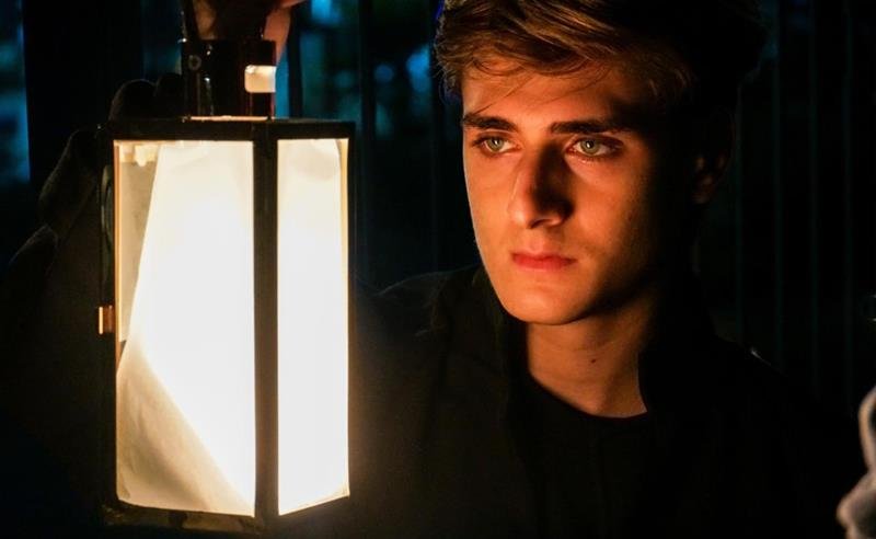 “Sombras da Noite” marca virada de chave de Sam Sabbá no pop romântico